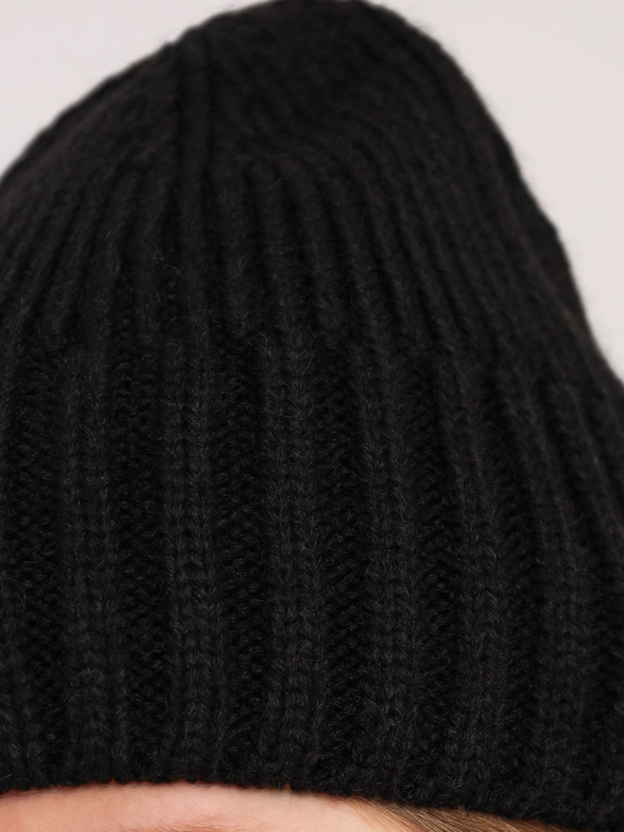 Черная вязаная шапка-бини